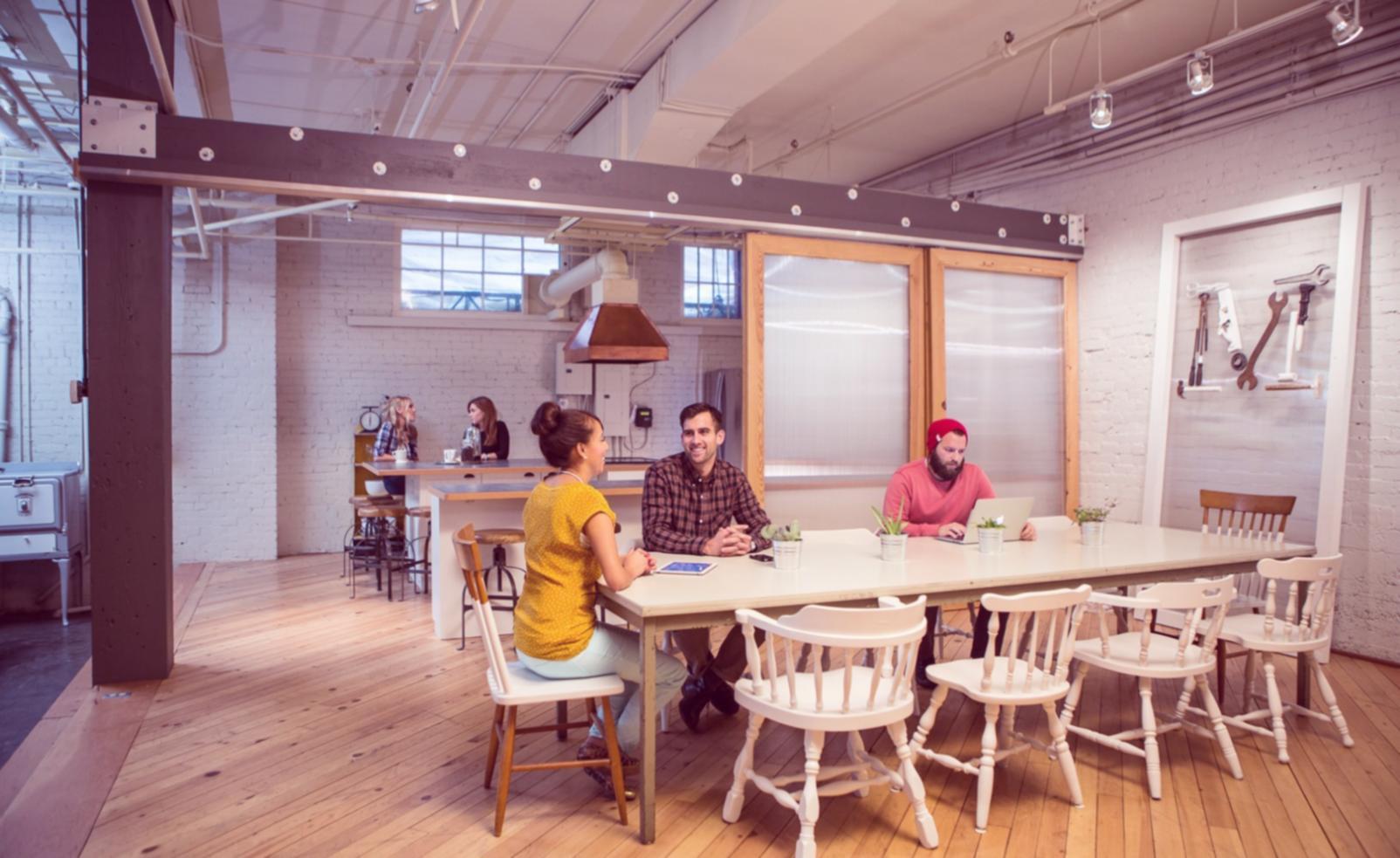 Arbeitsbereich eines Entwicklers mit mehreren Monitoren und Programmcode